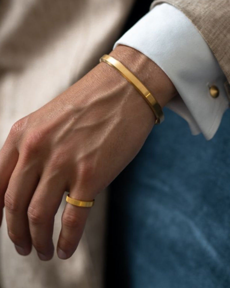 ELIRA VOGUE – GOLDEN CUFF BRACELET